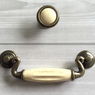 Maniglia per cassettiera Drop Bail, maniglia per porta battente in ceramica color avorio e crema, bronzo antico