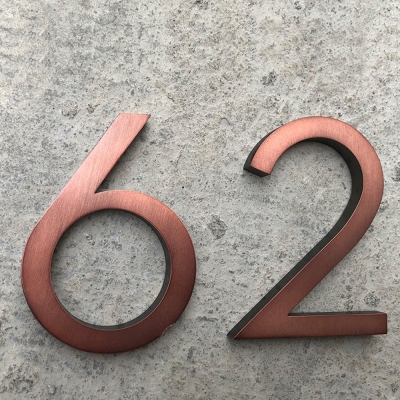 Bronzefarbene, schwebende, moderne Hausnummern aus Aluminium