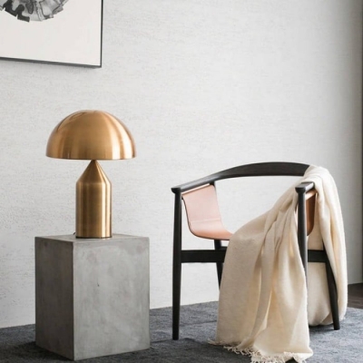 L&aacute;mpara de mesa moderna de metal con forma de seta