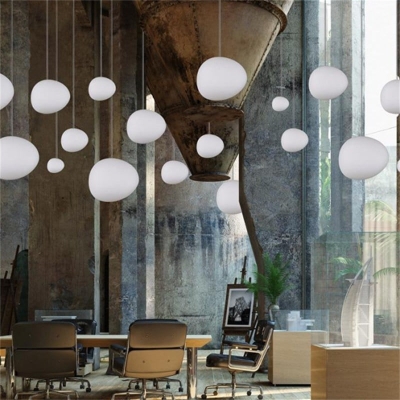 Lampada a sospensione in vetro opalino Pebble Orb Deco