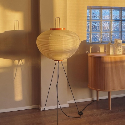 Stehlampe im japanischen Stil in Laternenform