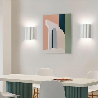 Minimalistische Wandleuchte aus geripptem Kunstharz