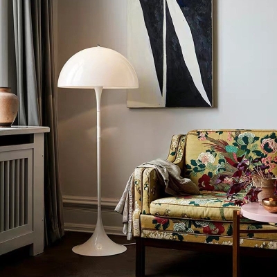 Moderne Stehlampe in Pilzform im cremefarbenen Stil