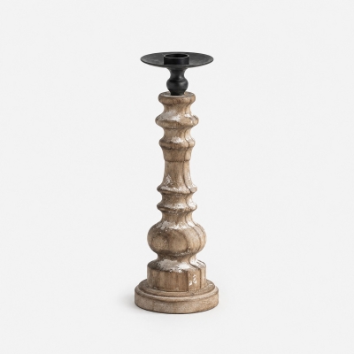 Bougeoirs vintage et cand&eacute;labres &agrave; branches pour int&eacute;rieurs superpos&eacute;s