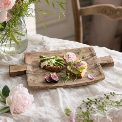 Plateau de service rustique en bois de r&eacute;cup&eacute;ration avec double poign&eacute;e