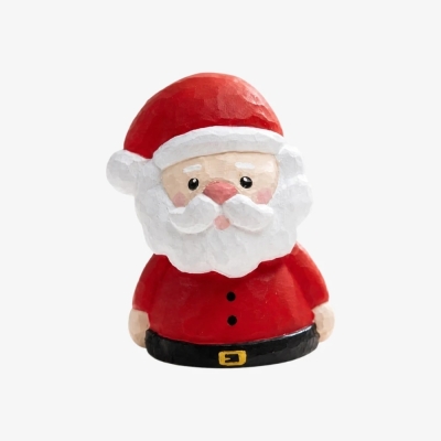 D&eacute;corations de No&euml;l artisanales en bois, &agrave; poser sur une &eacute;tag&egrave;re ou une table.
