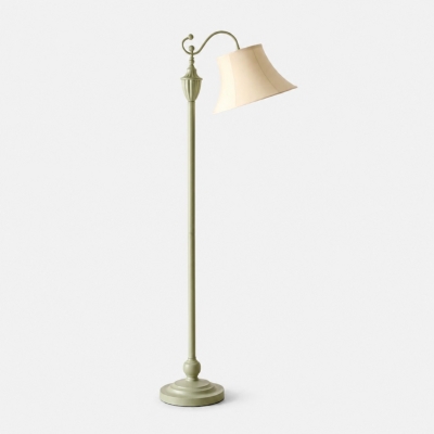 Stehlampe im franz&ouml;sischen Landhausstil mit geschwungenem Arm