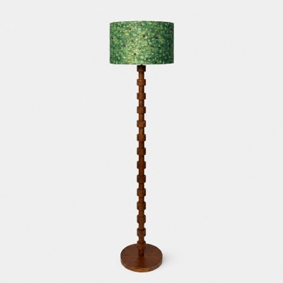 Skulpturale Stehlampe aus Holz mit gemustertem Stoffschirm in Trommelform