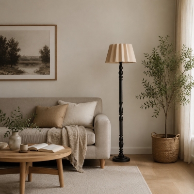 Vintage-Stehlampe mit Stoffschirm und gedrechseltem Holzfu&szlig;
