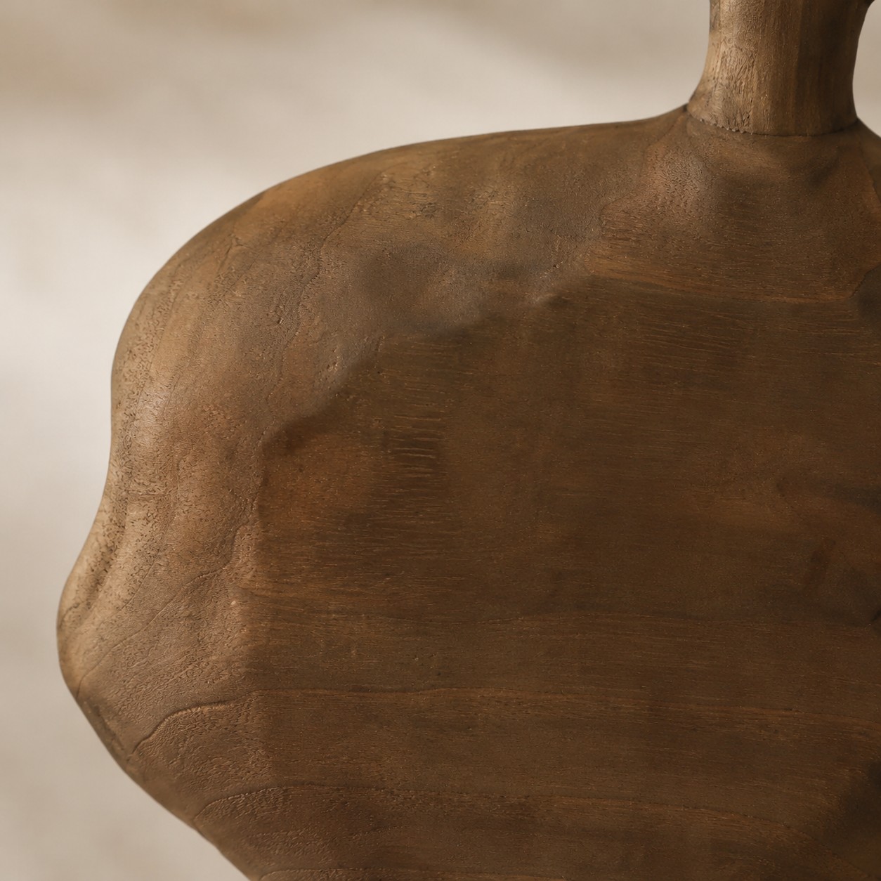 Handgeschnitzte Skulpturenvase aus Massivholz