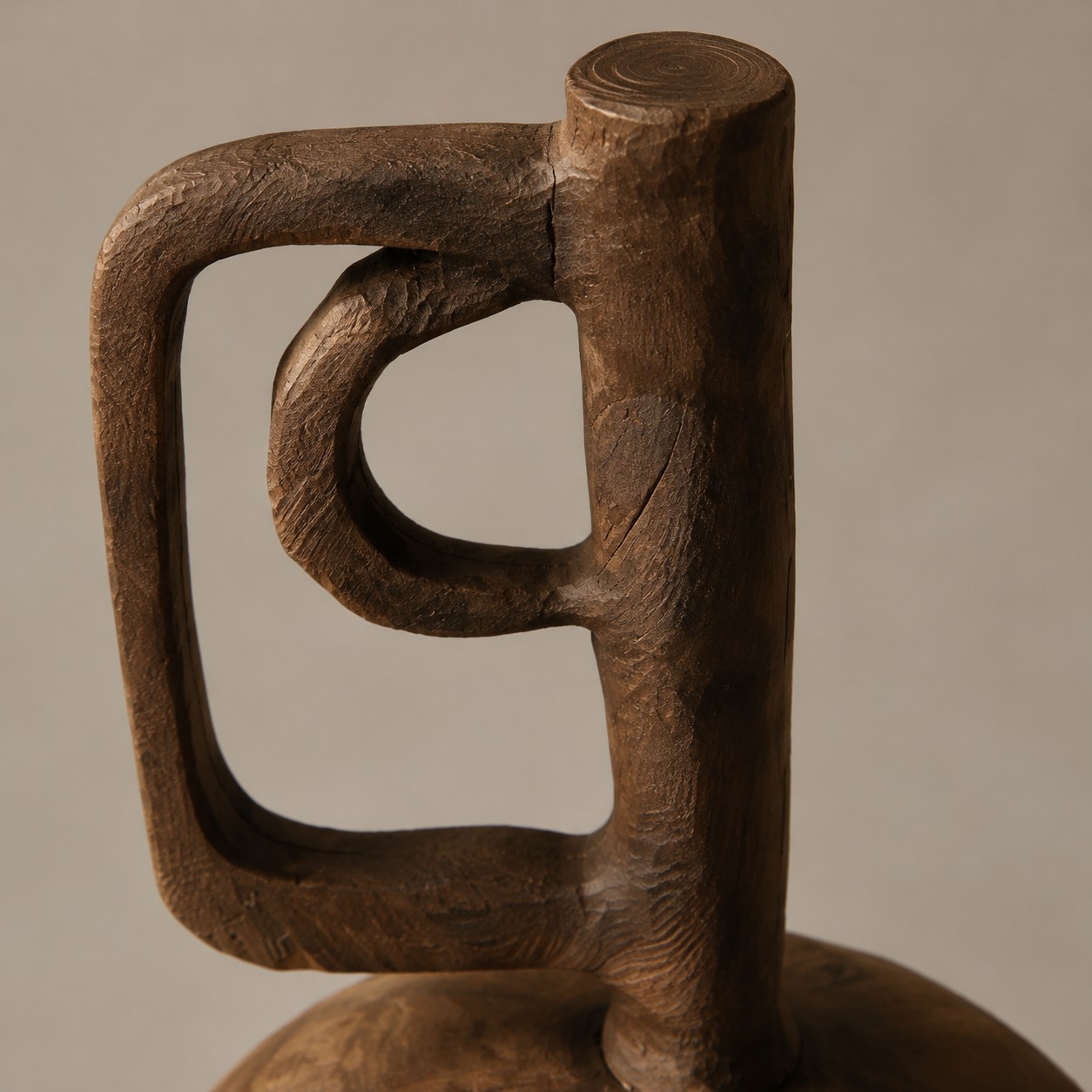 Handgeschnitzte Skulpturenvase aus Massivholz