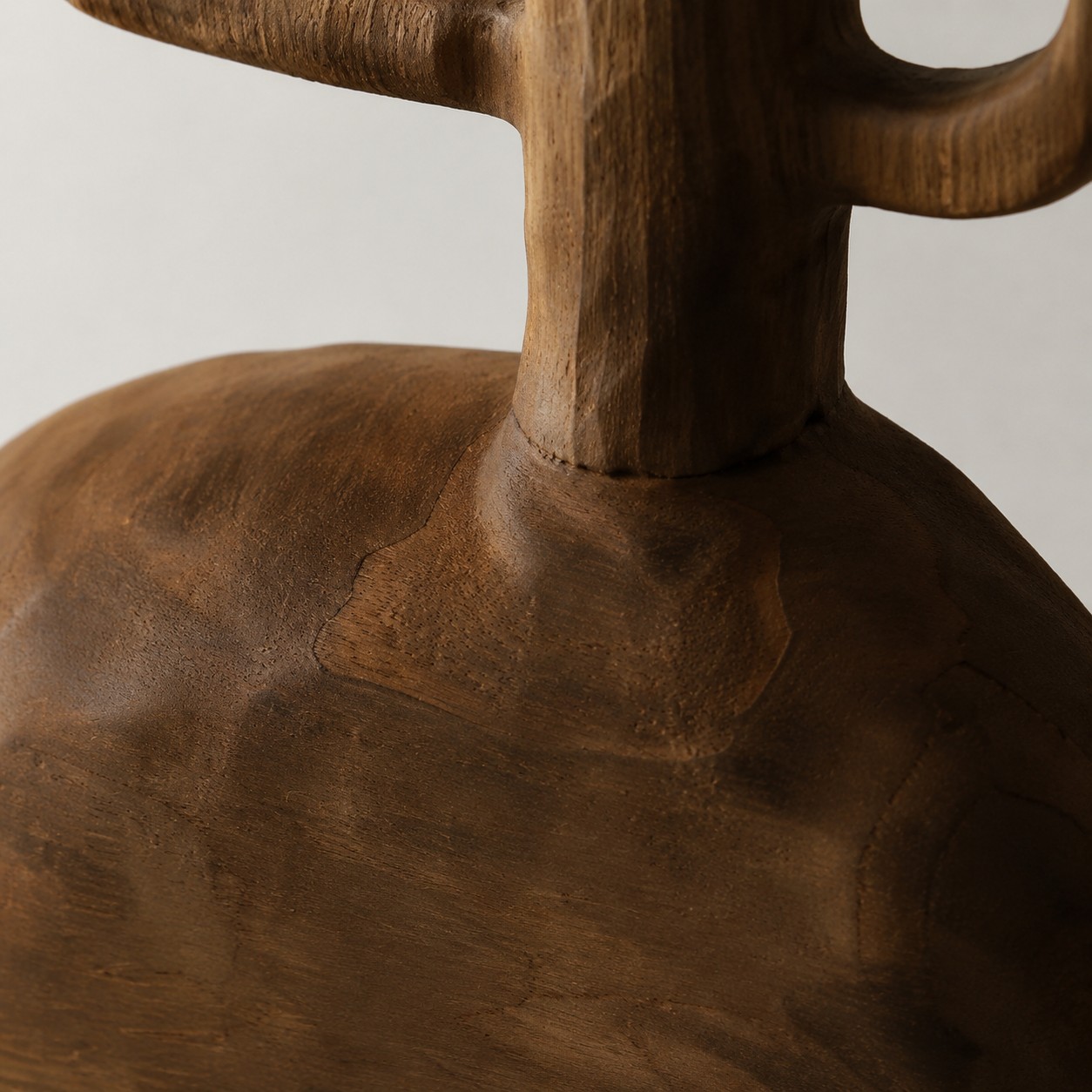 Handgeschnitzte Skulpturenvase aus Massivholz