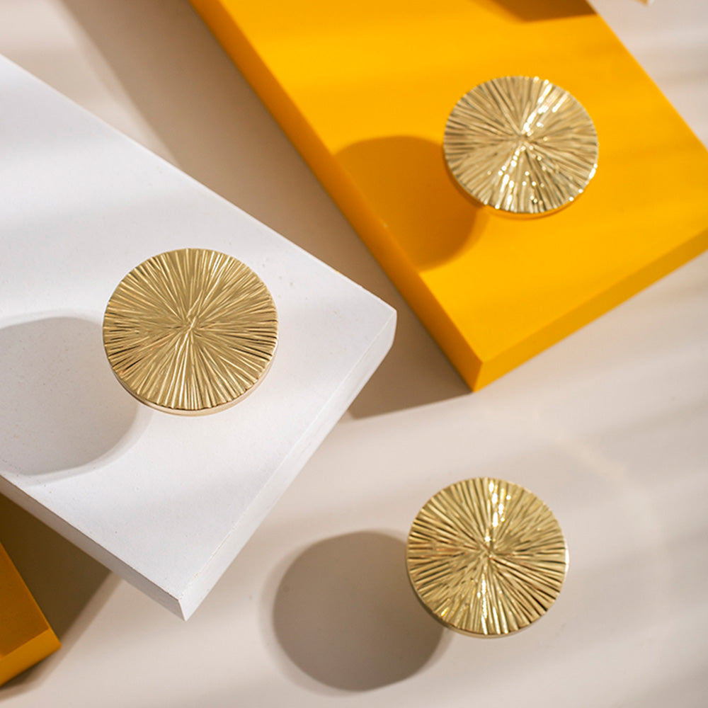 Schrankgriffe mit gebogenen Kn&ouml;pfen aus goldfarbenem Messing