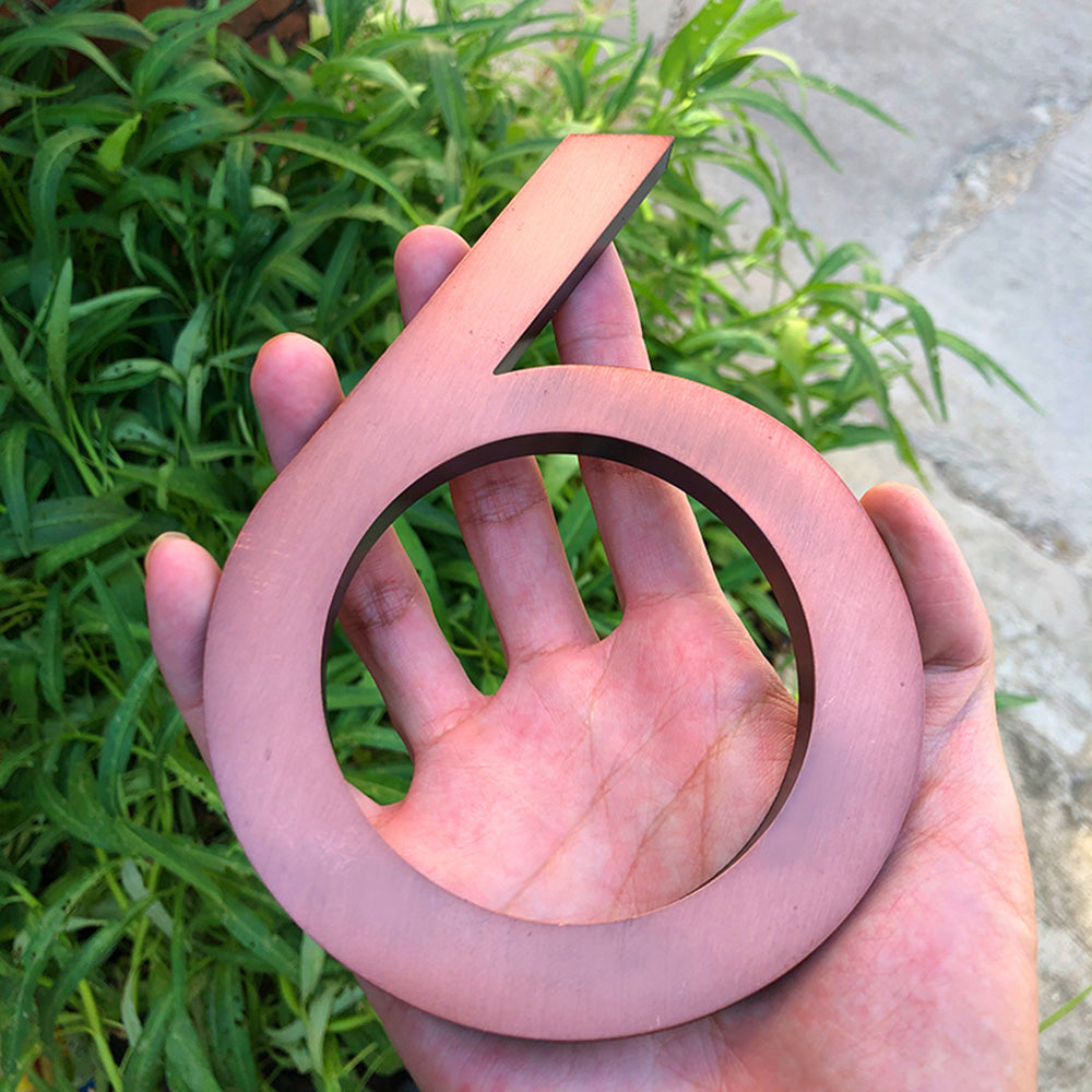 Bronzefarbene, schwebende, moderne Hausnummern aus Aluminium