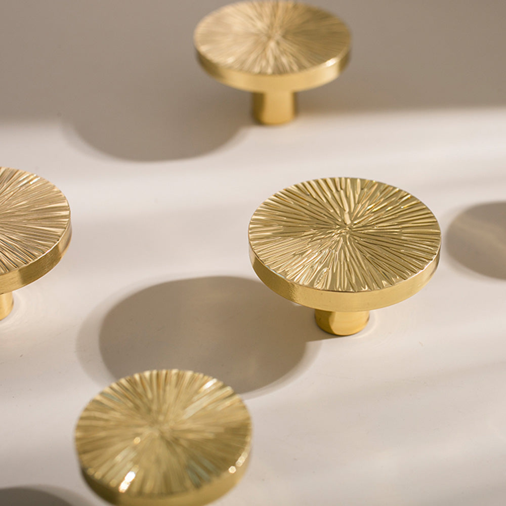Schrankgriffe mit gebogenen Kn&ouml;pfen aus goldfarbenem Messing