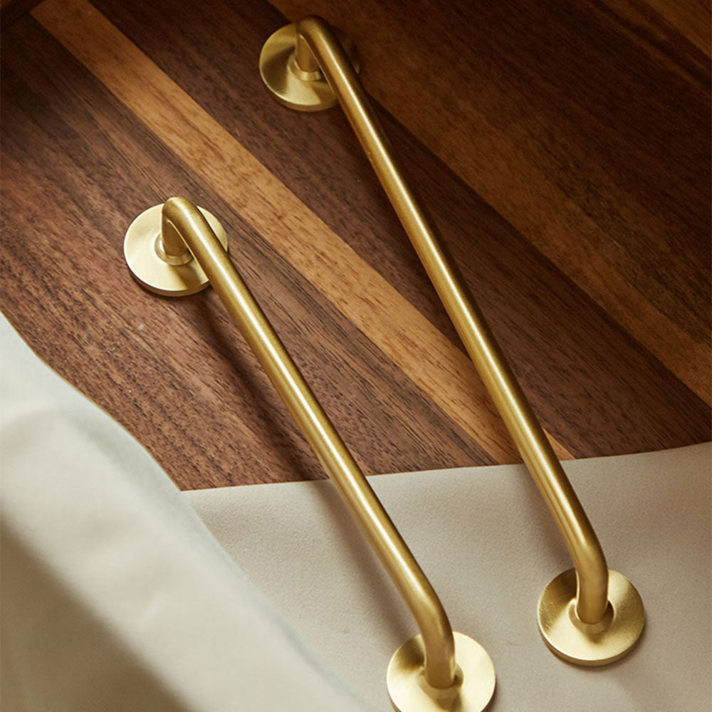 Schrankt&uuml;rgriffe aus goldenem Messing