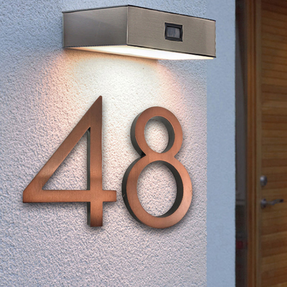 Bronzefarbene, schwebende, moderne Hausnummern aus Aluminium