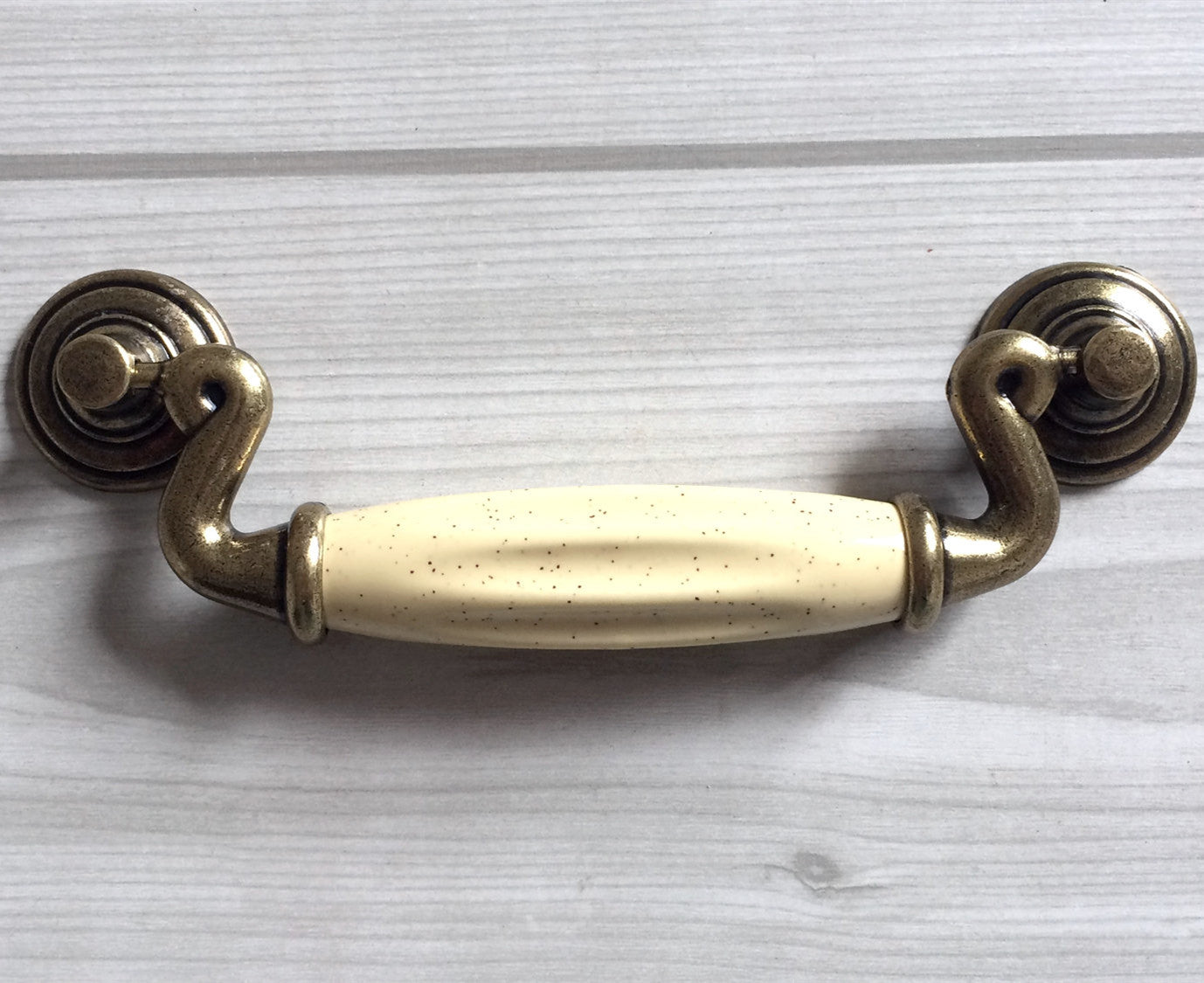 Drop Bail Dresser Pull Schubladenknopf Keramik Elfenbein Creme Antik Bronze Swing Schrankt&uuml;rgriff