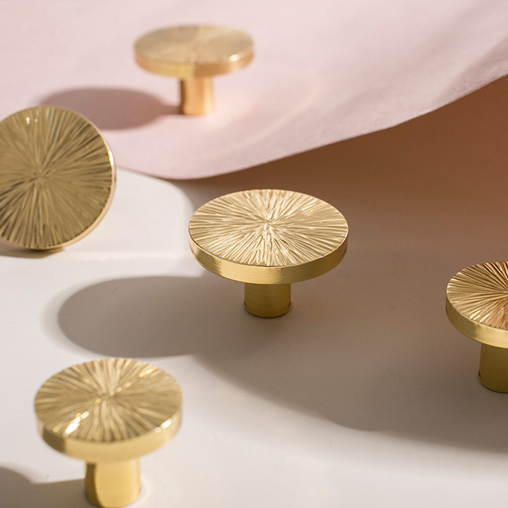 Schrankgriffe mit gebogenen Kn&ouml;pfen aus goldfarbenem Messing