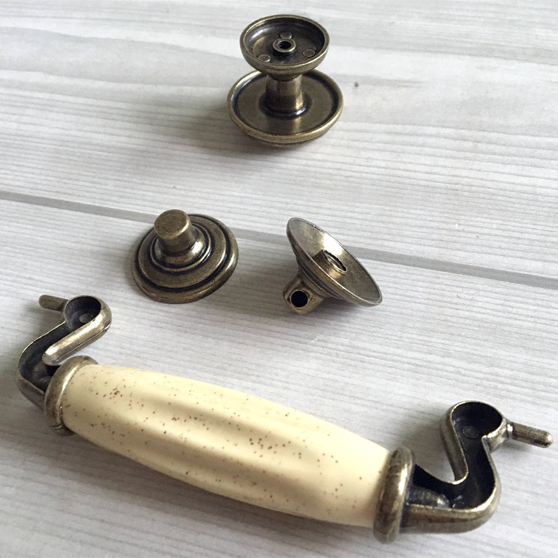 Drop Bail Dresser Pull Schubladenknopf Keramik Elfenbein Creme Antik Bronze Swing Schrankt&uuml;rgriff