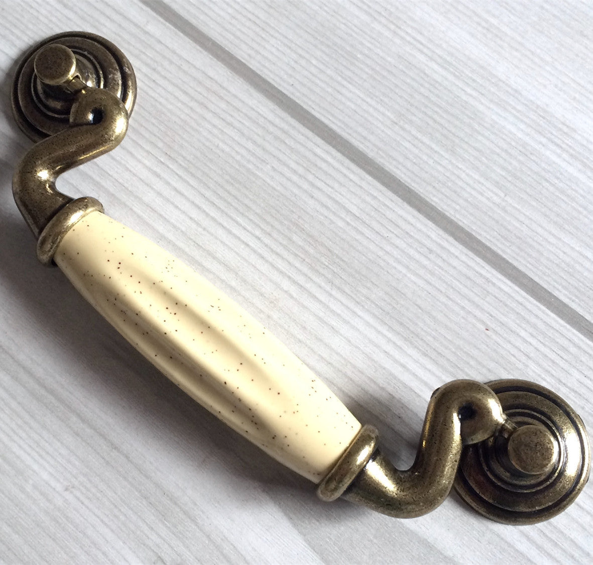 Drop Bail Dresser Pull Schubladenknopf Keramik Elfenbein Creme Antik Bronze Swing Schrankt&uuml;rgriff
