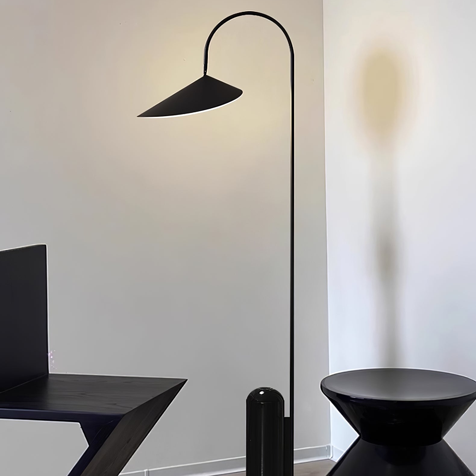 Stehlampe mit konischem Deckel und Marmorsockel