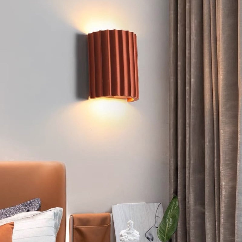 Minimalistische geribbelde wandlamp van hars