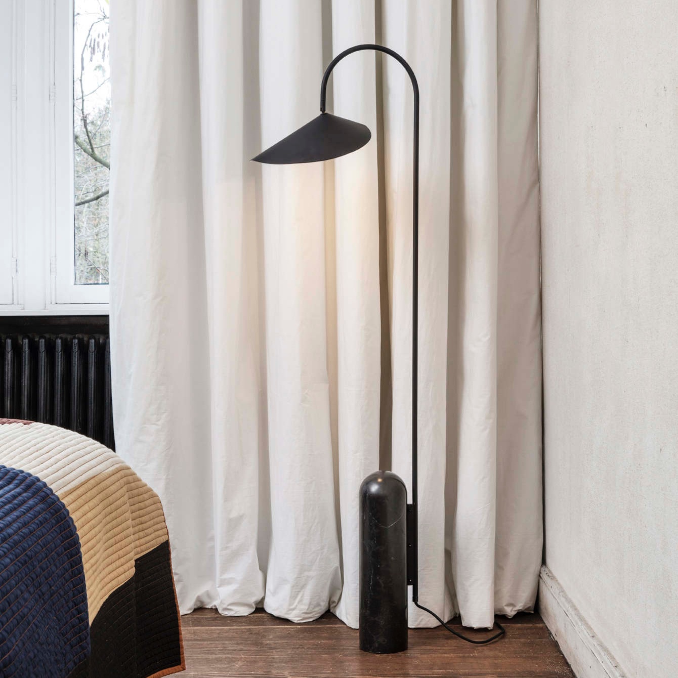 Stehlampe mit konischem Deckel und Marmorsockel