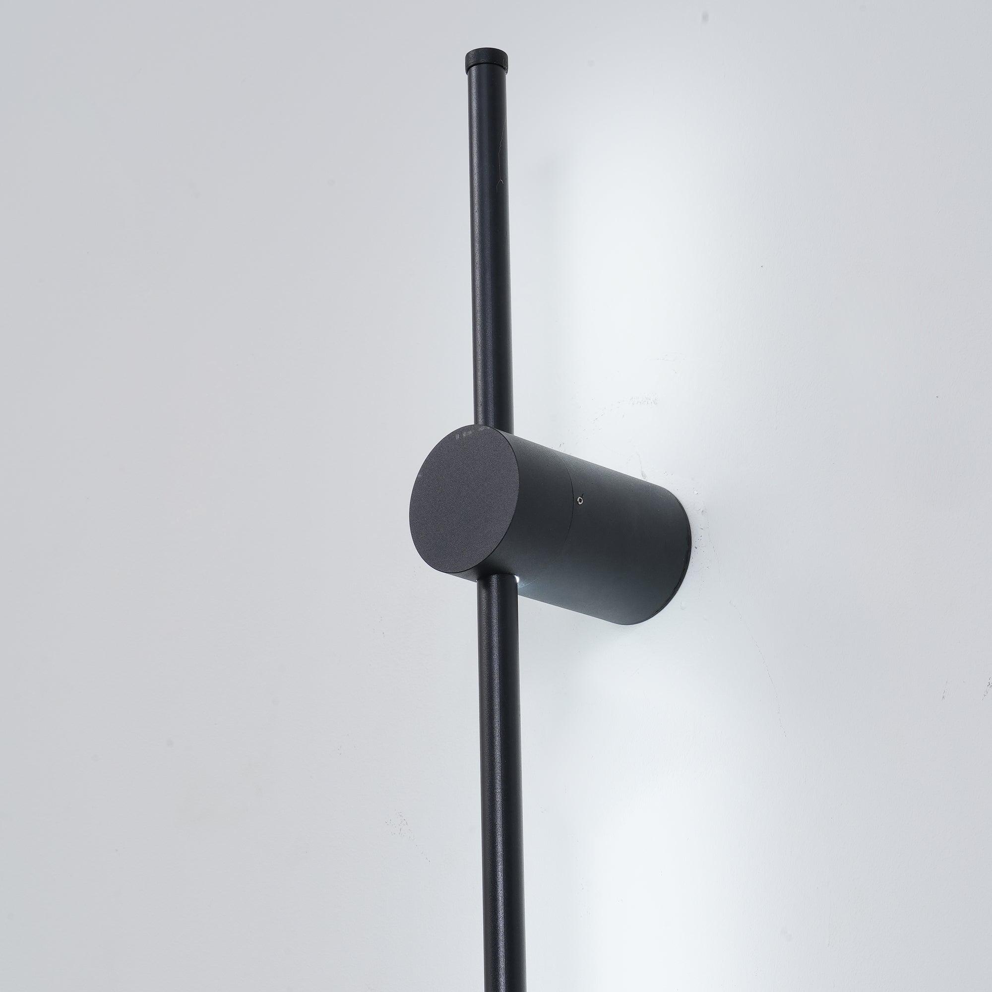 Moderne minimalistische LED-Wandleuchte in R&ouml;hrenform