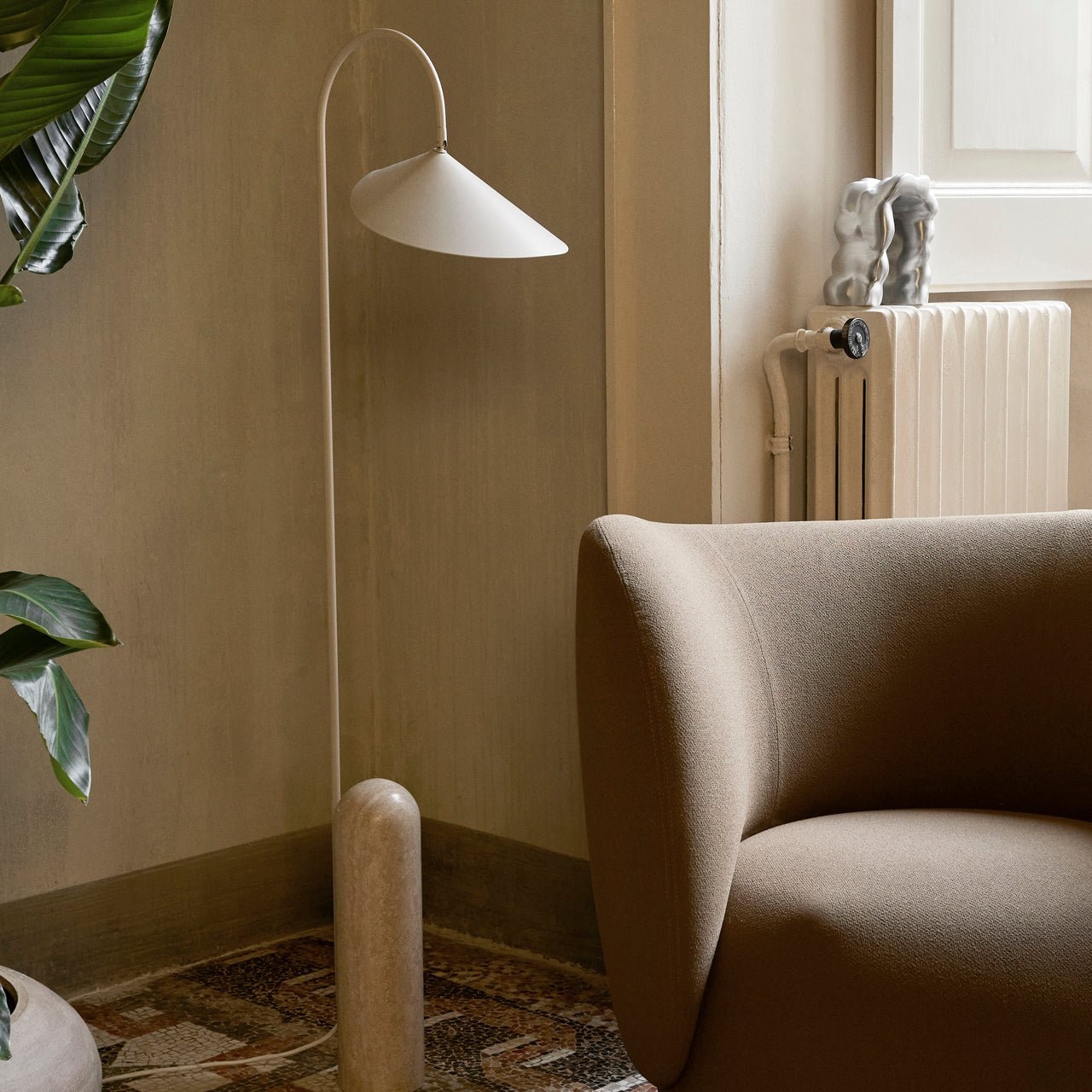 Stehlampe mit konischem Deckel und Marmorsockel