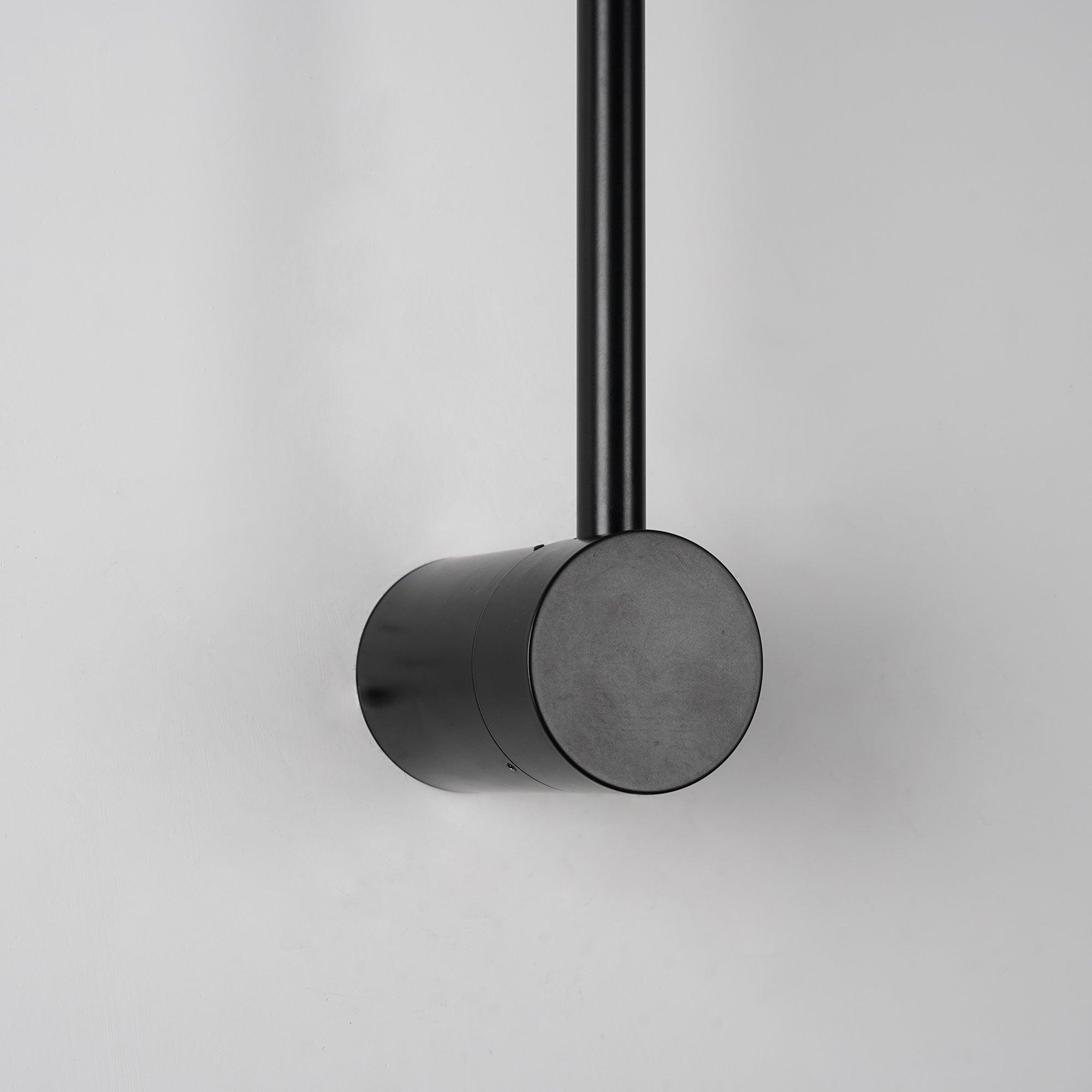 Moderne minimalistische LED-Wandleuchte in R&ouml;hrenform