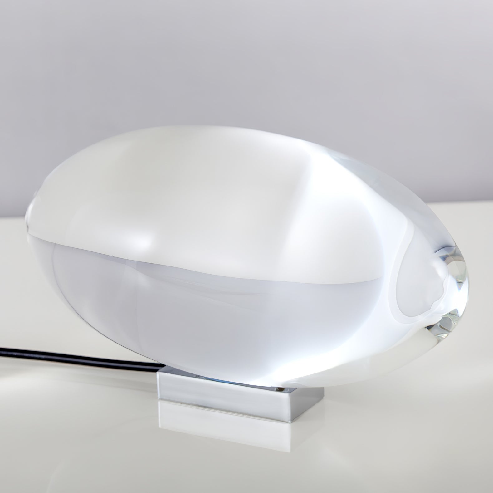L&aacute;mpara de mesa de cristal con forma de guijarro creativo