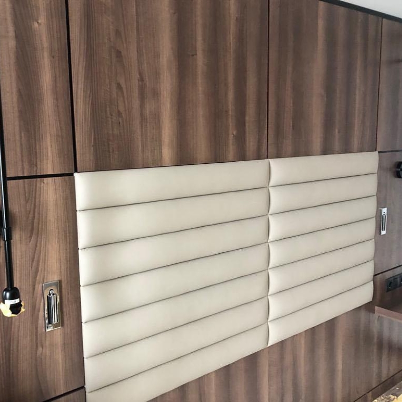 L&aacute;mpara de pared empotrada junto a la cama