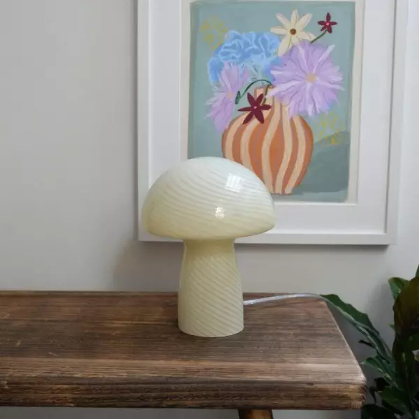 Moderne Tischleuchte aus gestreiftem Glas in Pilzform