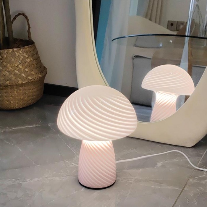 Moderne Tischleuchte aus gestreiftem Glas in Pilzform