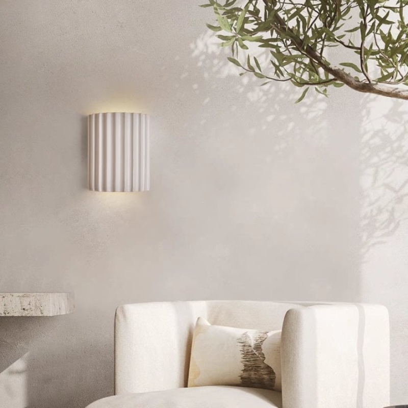 Minimalistische geribbelde wandlamp van hars