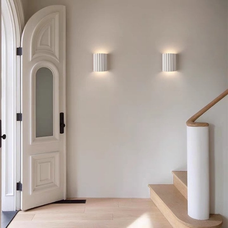 Minimalistische geribbelde wandlamp van hars
