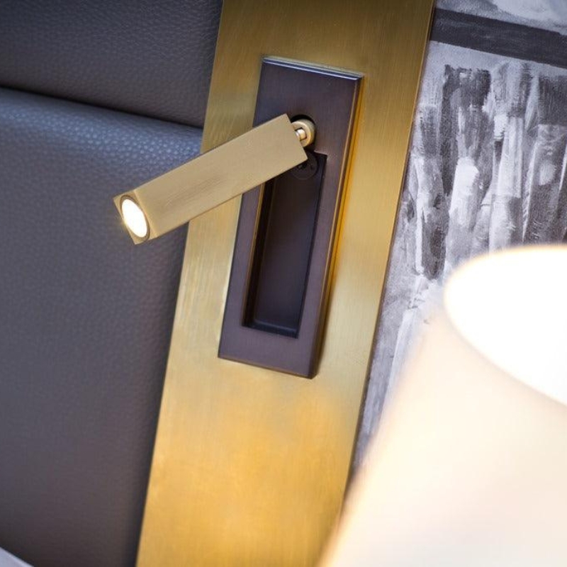 L&aacute;mpara de pared empotrada junto a la cama
