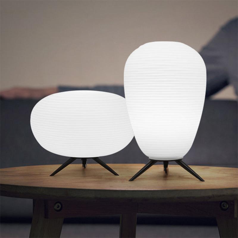 L&aacute;mpara de mesa moderna soplada a mano