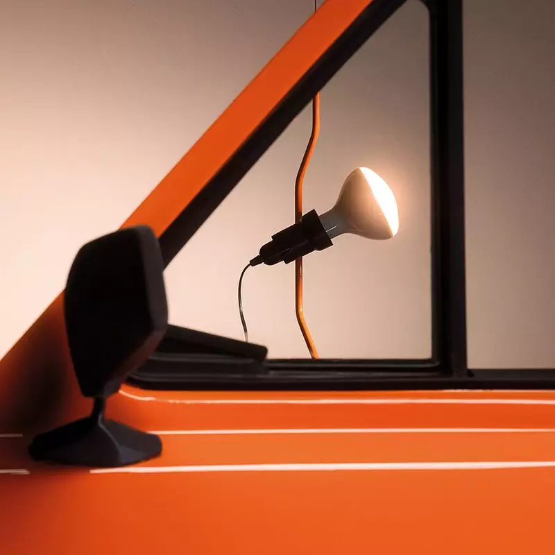 Mehrfarbige Stehlampe mit Schnur