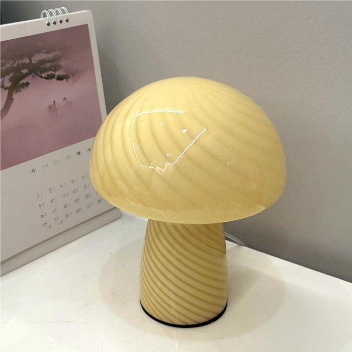 Moderne Tischleuchte aus gestreiftem Glas in Pilzform