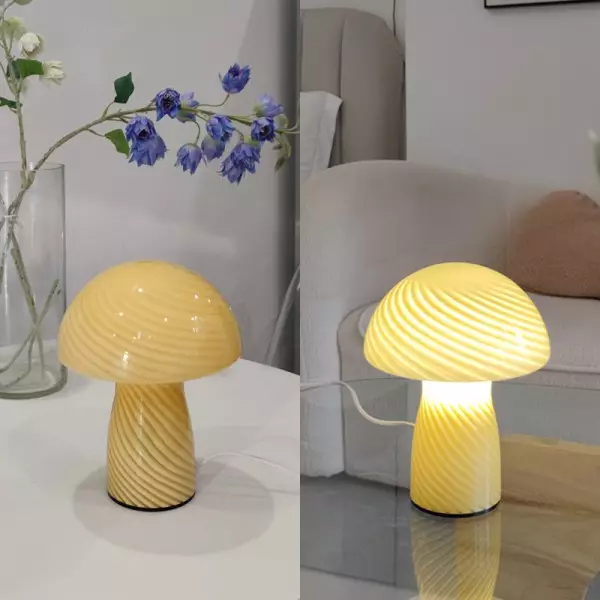 Moderne Tischleuchte aus gestreiftem Glas in Pilzform