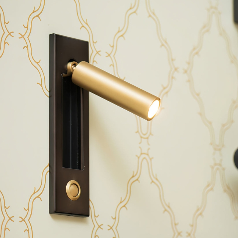 L&aacute;mpara de pared empotrada junto a la cama