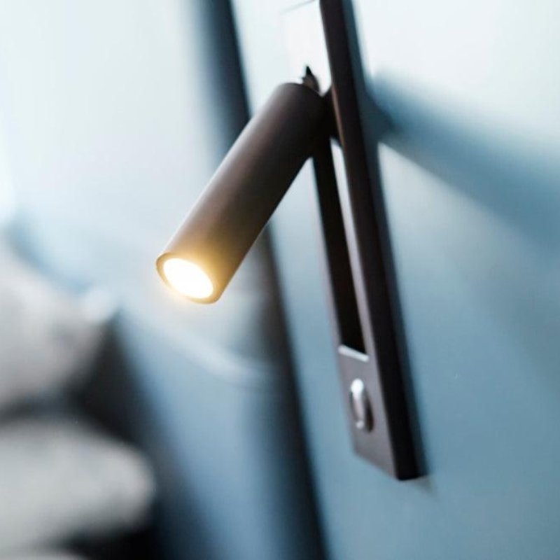 L&aacute;mpara de pared empotrada junto a la cama