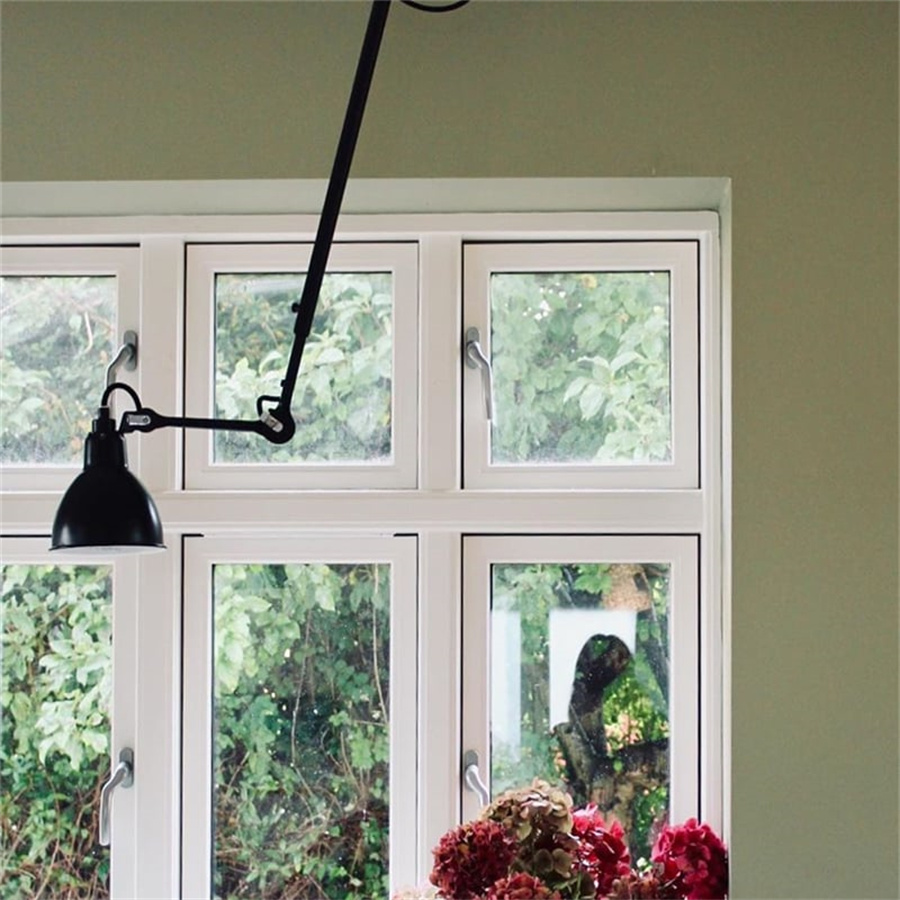 Industrielle Wandleuchte mit verstellbarem Arm
