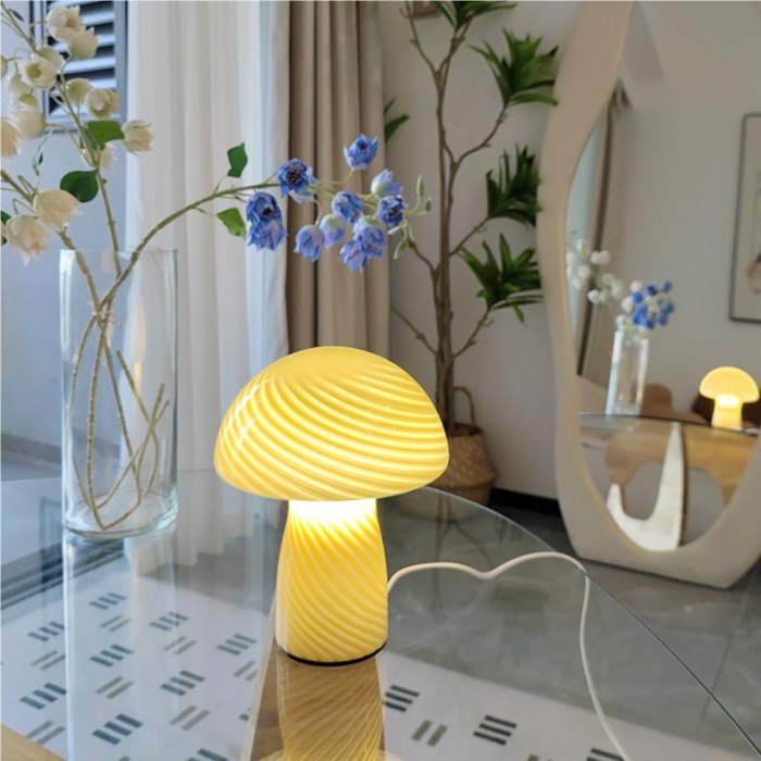 Moderne Tischleuchte aus gestreiftem Glas in Pilzform