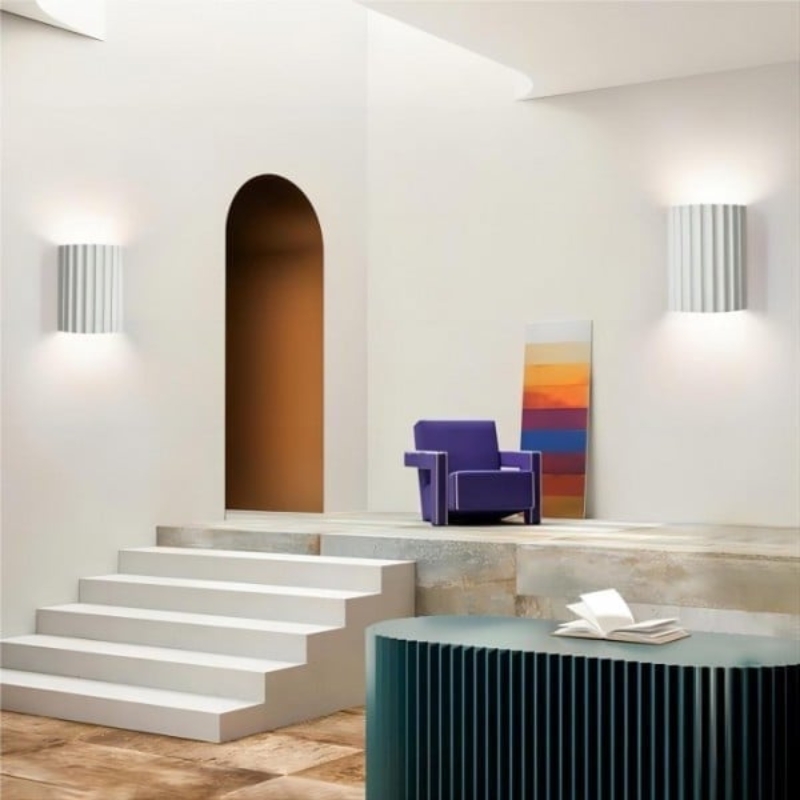 Minimalistische geribbelde wandlamp van hars