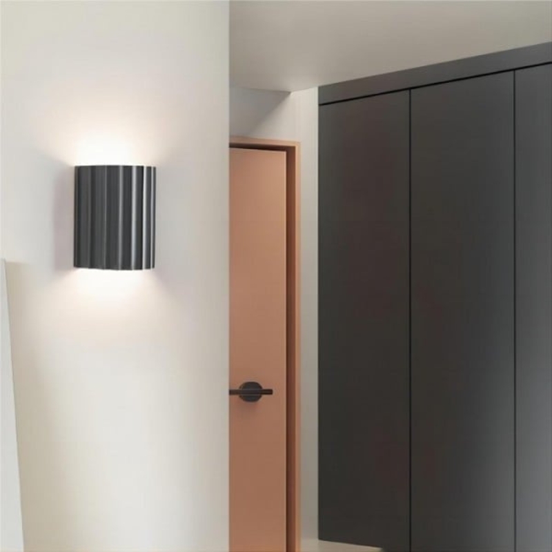 Minimalistische geribbelde wandlamp van hars