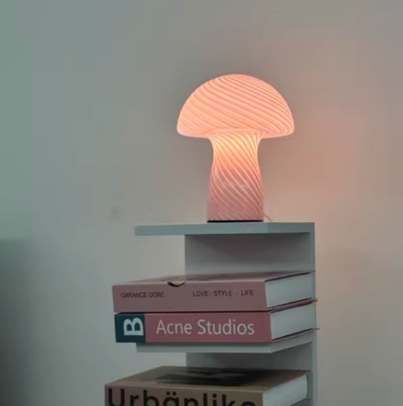 Moderne Tischleuchte aus gestreiftem Glas in Pilzform