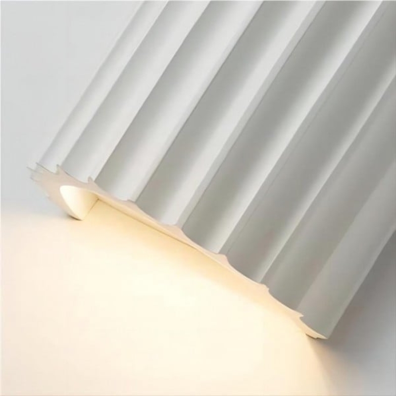 Minimalistische geribbelde wandlamp van hars